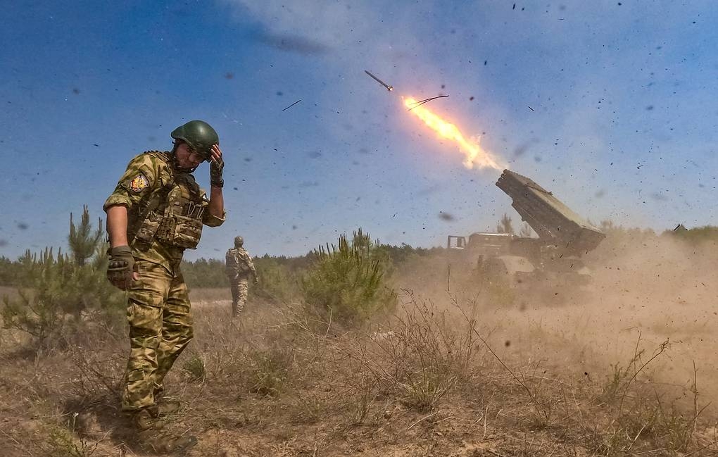 Ông Trump tung đòn kép: Vũ trang Ukraine, buộc châu Âu chia lửa với Mỹ