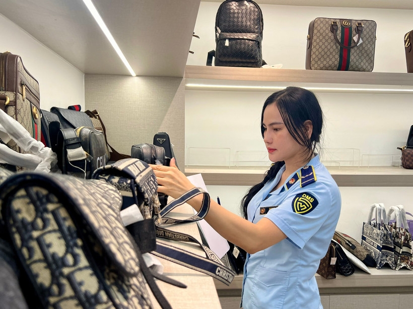 bán hàng giả nhãn hiệu nổi tiếng, chủ một cửa hàng bị phạt hơn 100 triệu đồng hình ảnh 1 ban hang gia nhan hieu noi tieng, chu mot cua hang bi phat hon 100 trieu dong hinh anh 1