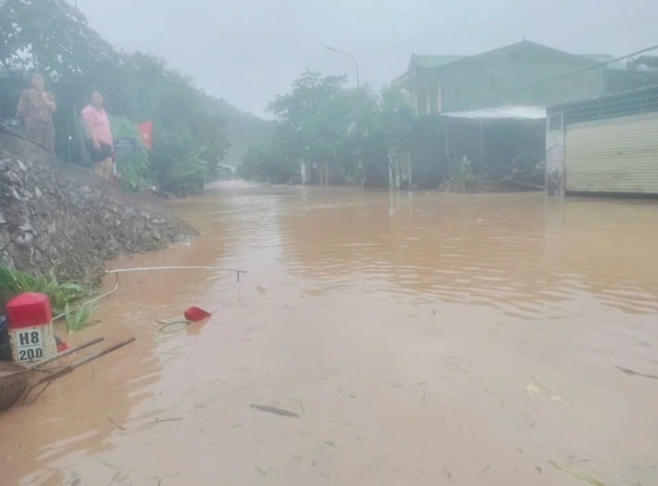 nghe an residents evacuated as rivers swell overnight picture 1 nghe an residents evacuated as rivers swell overnight picture 1