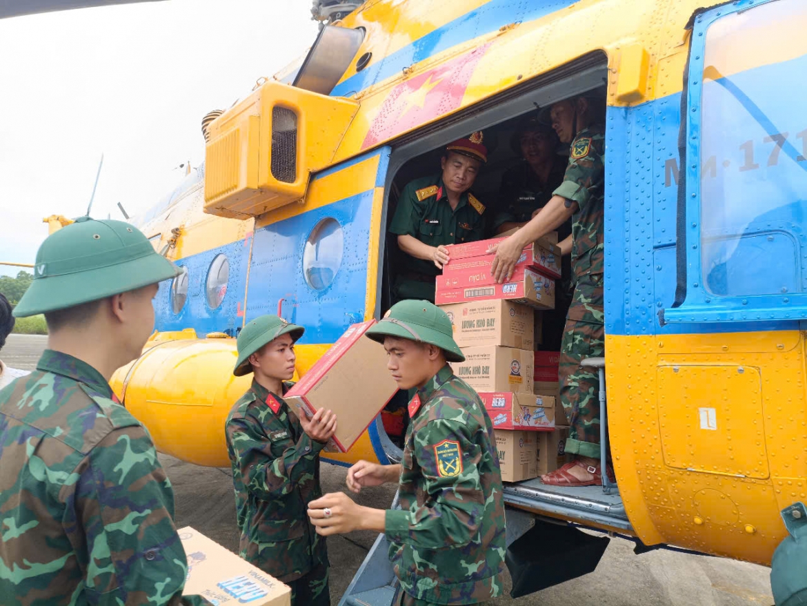 truc thang tha luong thuc, thuc pham cuu tro xuong noi bi lu co lap o nghe an hinh anh 1