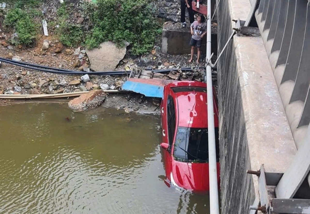 4 người thoát nạn khi xe ô tô lao xuống sông