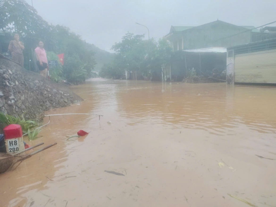 nuoc len nhanh, dan mien nui nghe an hoi ha chay lu trong dem hinh anh 1