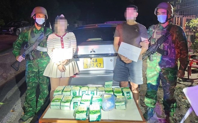 bat doi nam nu nguoi lao van chuyen 17kg ma tuy da qua bien gioi hinh anh 1