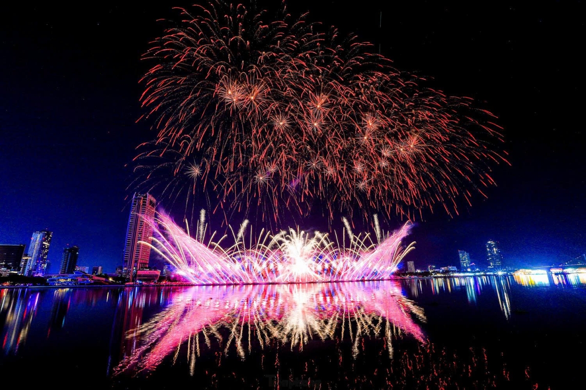 spectacular grand finale lights up da nang at diff 2025 picture 2 spectacular grand finale lights up da nang at diff 2025 picture 2