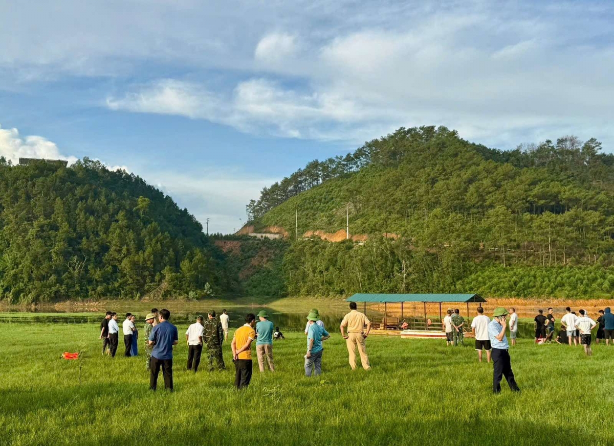 xe chở 4 người lao xuống lòng hồ, 2 vợ chồng tử nạn hình ảnh 1 xe cho 4 nguoi lao xuong long ho, 2 vo chong tu nan hinh anh 1