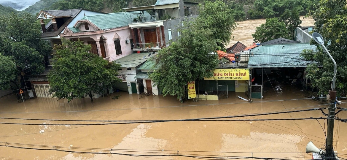 nuoc len nhanh, dan mien nui nghe an hoi ha chay lu trong dem hinh anh 2