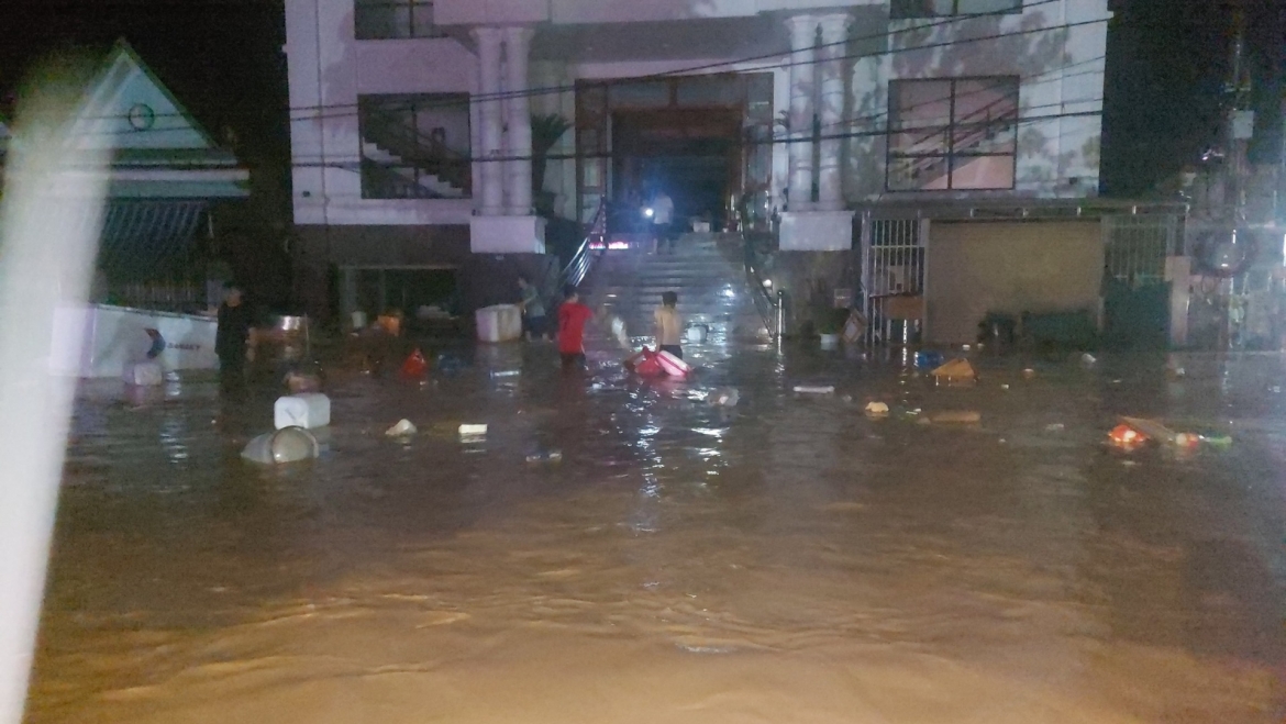 nuoc len nhanh, dan mien nui nghe an hoi ha chay lu trong dem hinh anh 3