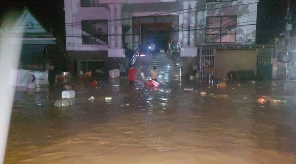 nghe an residents evacuated as rivers swell overnight picture 3 nghe an residents evacuated as rivers swell overnight picture 3