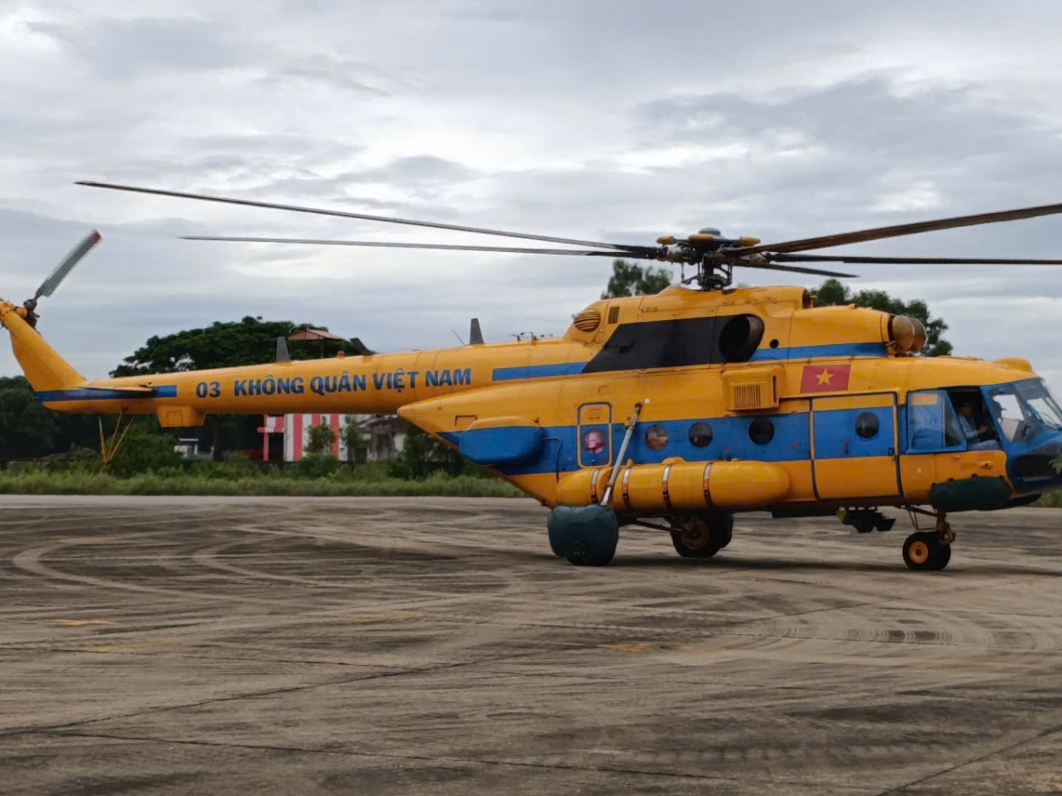 Trực thăng thả lương thực, thực phẩm cứu trợ xuống nơi bị lũ cô lập ở Nghệ An