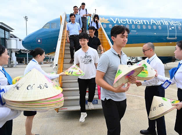 chuyen bay den hue cua vietnam airlines don hanh khach thu 350 trieu hinh anh 2