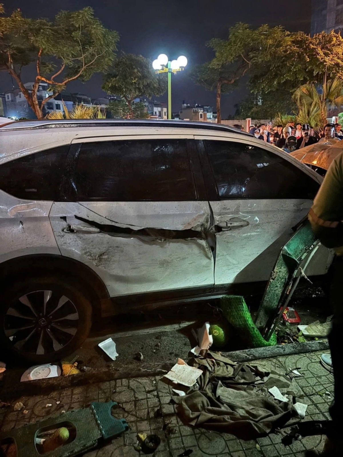 Ô tô đâm liên hoàn làm 1 người chết và nhiều người bị thương ở hà nội hình ảnh 3 O to dam lien hoan lam 1 nguoi chet va nhieu nguoi bi thuong o ha noi hinh anh 3