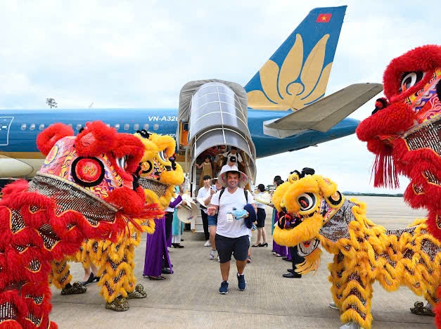 chuyen bay den hue cua vietnam airlines don hanh khach thu 350 trieu hinh anh 4