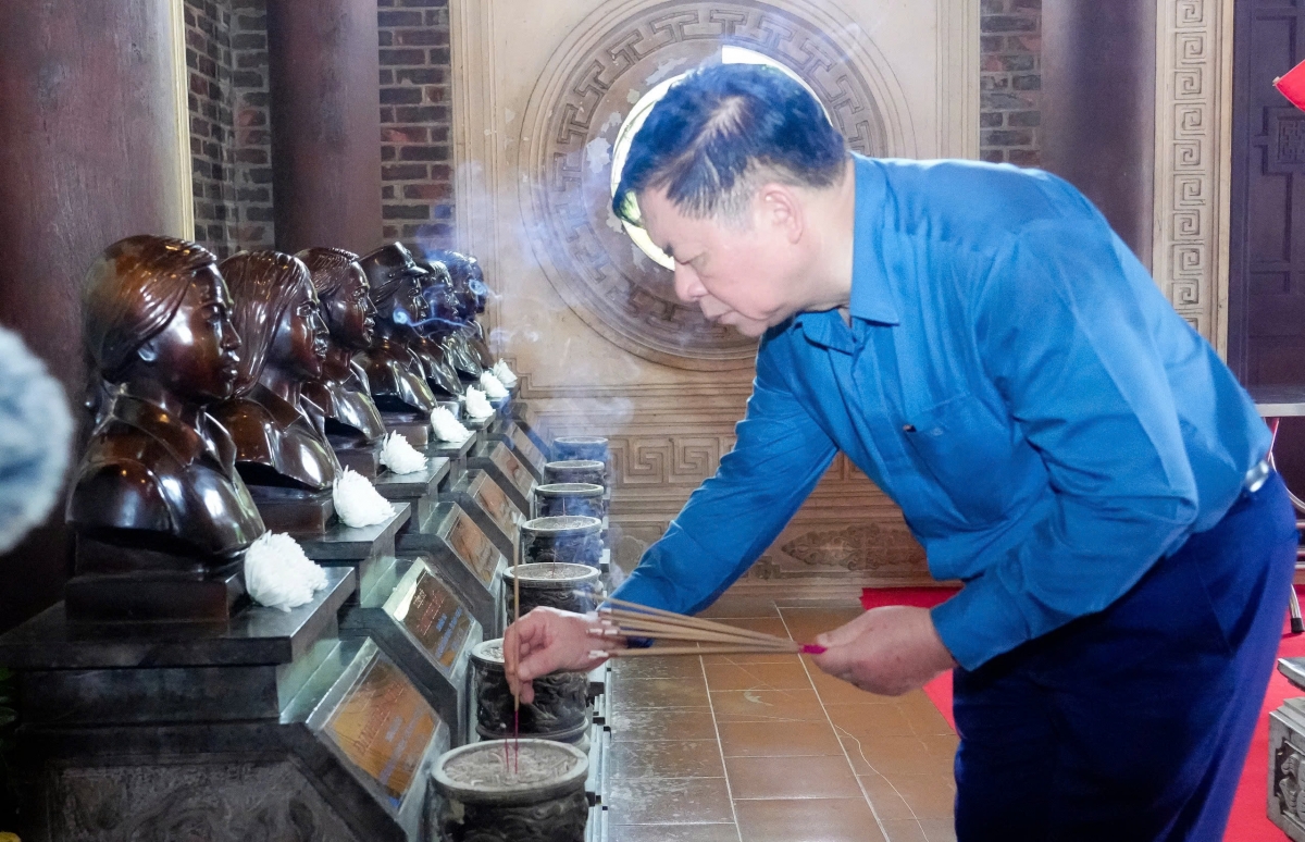 Đồng chí nguyễn trọng nghĩa dâng hương tưởng niệm chủ tịch hồ chí minh hình ảnh 3 Dong chi nguyen trong nghia dang huong tuong niem chu tich ho chi minh hinh anh 3