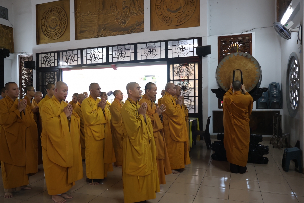Chuông chùa ngân vang trong ngày chính quyền hai cấp chính thức đi vào hoạt động