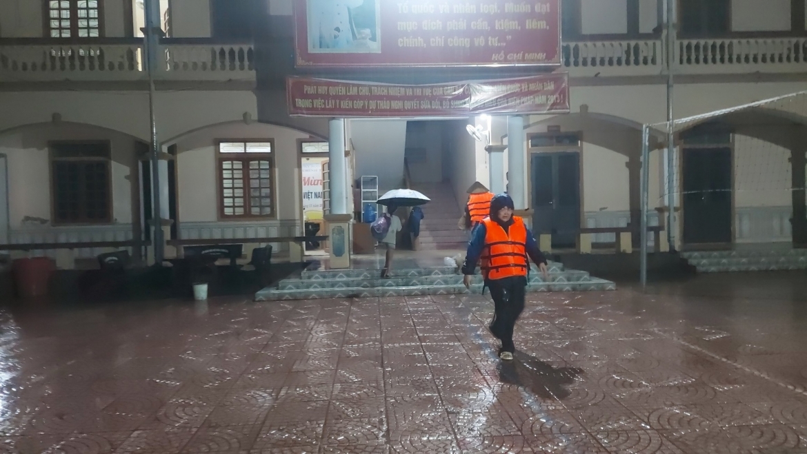 nuoc len nhanh, dan mien nui nghe an hoi ha chay lu trong dem hinh anh 4