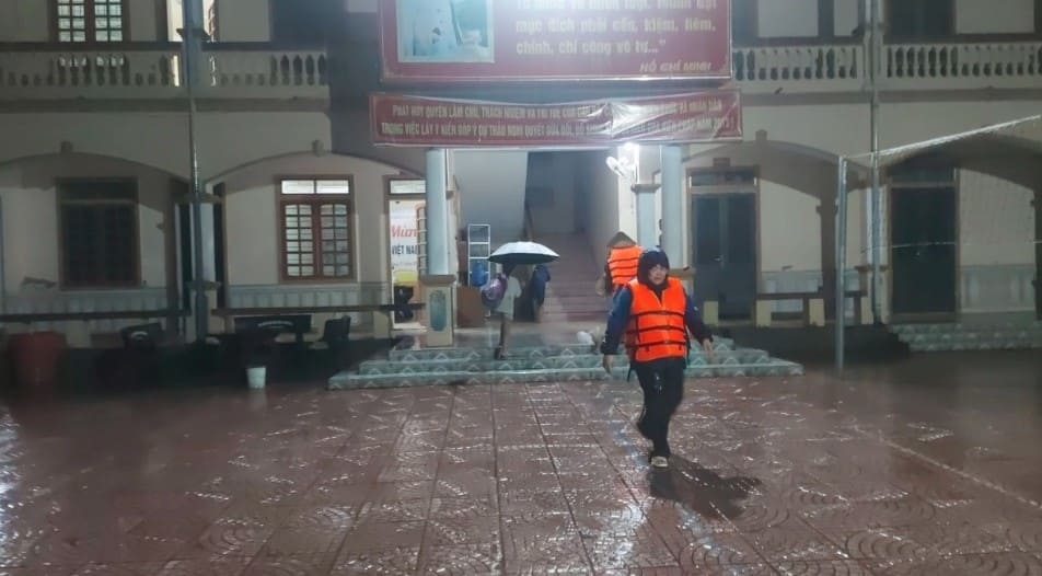 nghe an residents evacuated as rivers swell overnight picture 4 nghe an residents evacuated as rivers swell overnight picture 4