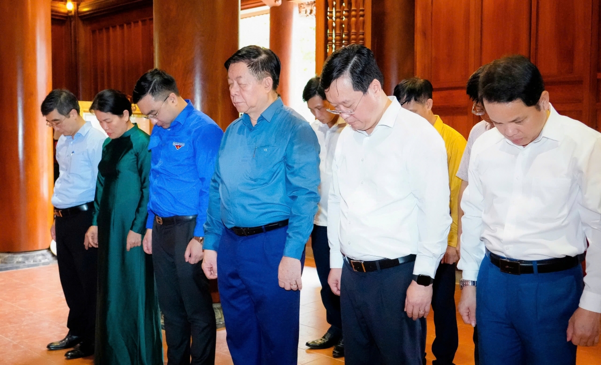 Dong chi nguyen trong nghia dang huong tuong niem chu tich ho chi minh hinh anh 2