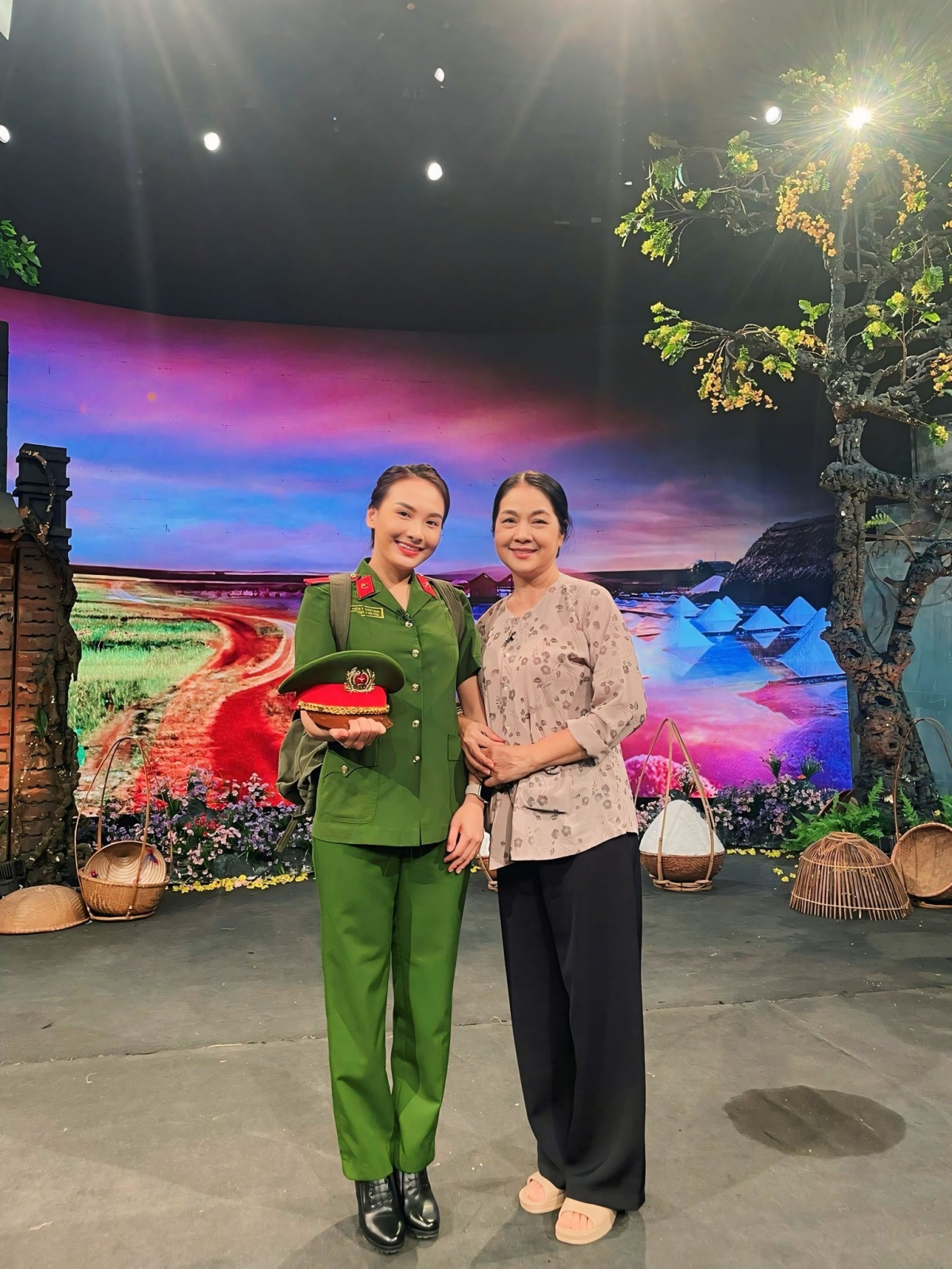 sao việt 8 7 nhã phương khoe lưng trần gợi cảm hình ảnh 3 sao viet 8 7 nha phuong khoe lung tran goi cam hinh anh 3
