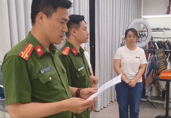 Tạm giữ hình sự nữ doanh nhân bán "hàng hiệu" trốn thuế hơn 12,5 tỷ đồng ở Hà Nội