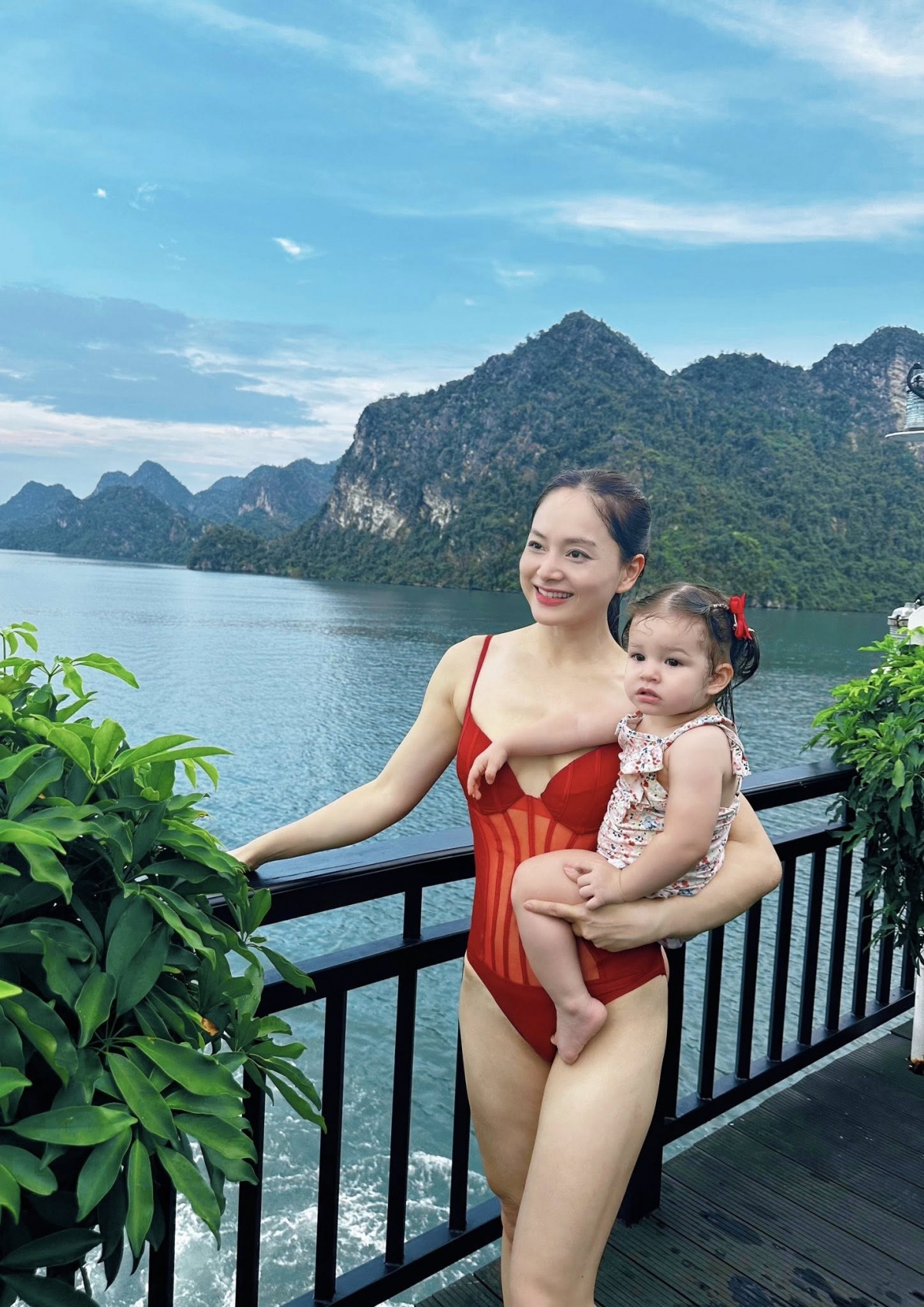 sao viet 14 7 huyen lizzie goi cam voi bikini tren bai bien hinh anh 2