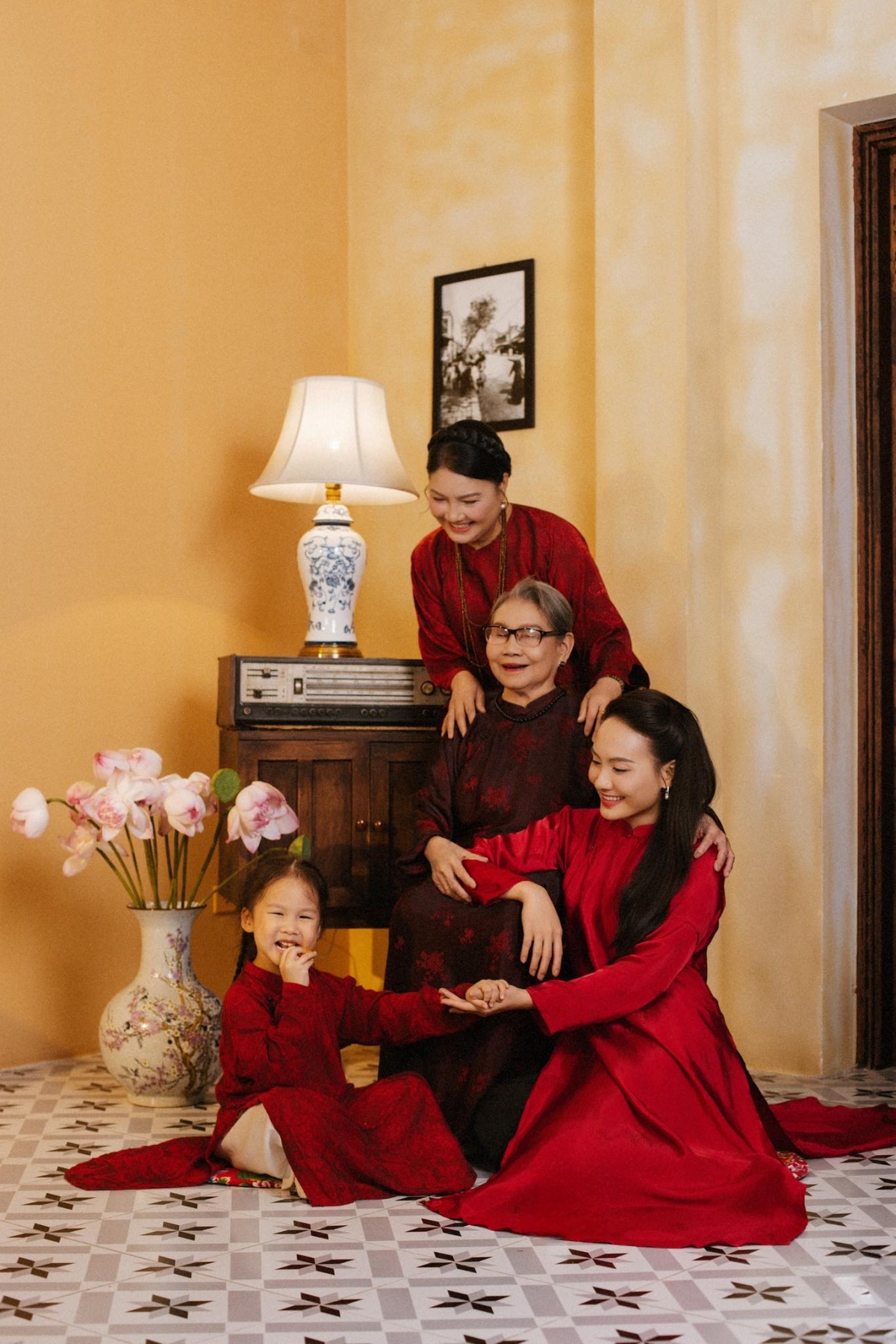 sao viet 18 7 bao thanh chup anh gia dinh 4 the he hinh anh 1
