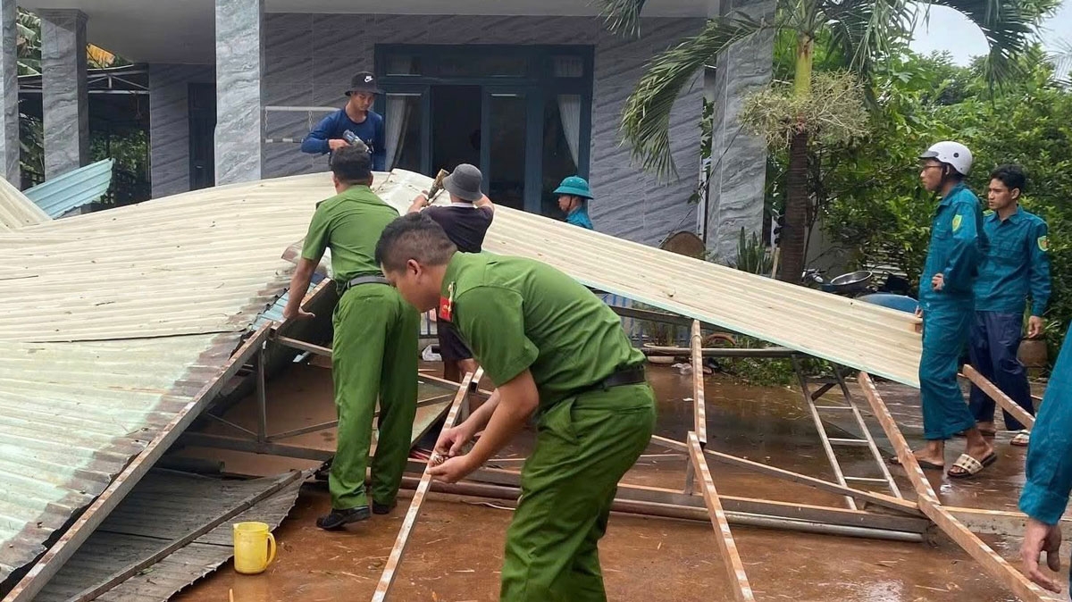 Giông lốc khiến nhà ở Đồng Nai tốc mái, cây đổ ngổn ngang