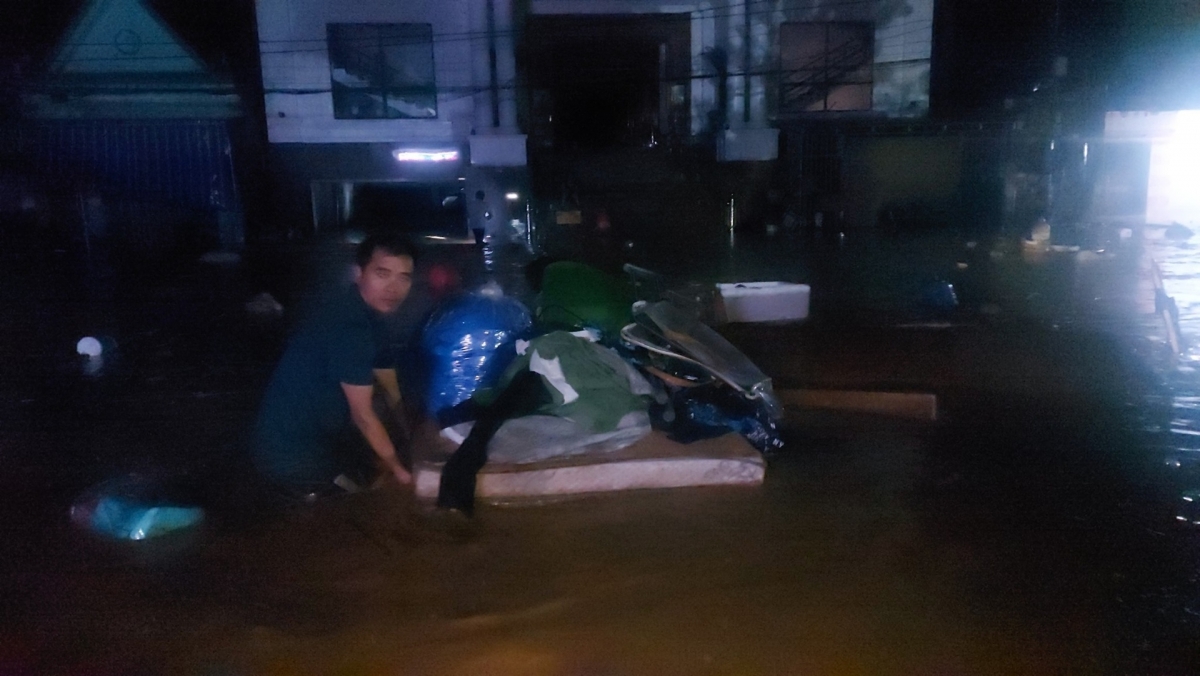 Nước lên nhanh, dân miền núi Nghệ An hối hả chạy lũ trong đêm