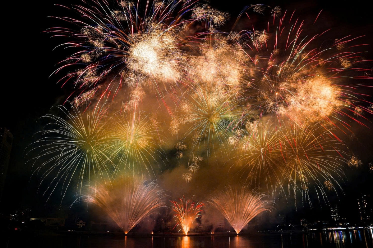 spectacular grand finale lights up da nang at diff 2025 picture 7 spectacular grand finale lights up da nang at diff 2025 picture 7