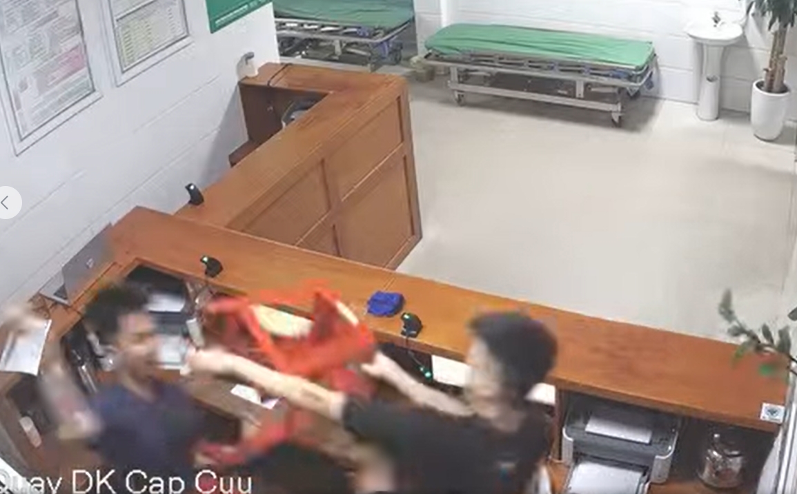 bắt nhóm đối tượng dùng hung khí truy đuổi nhau đến khu vực cấp cứu bệnh viện hình ảnh 2 bat nhom doi tuong dung hung khi truy duoi nhau den khu vuc cap cuu benh vien hinh anh 2