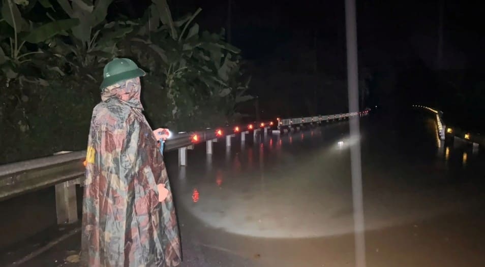 nghe an residents evacuated as rivers swell overnight picture 8 nghe an residents evacuated as rivers swell overnight picture 8