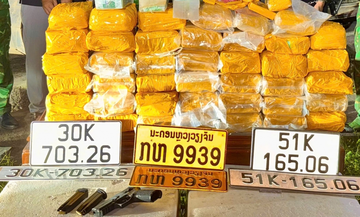 Trùm ma túy mang súng, giấu 45kg "hàng trắng" trong hầm xe qua cửa khẩu Cầu Treo