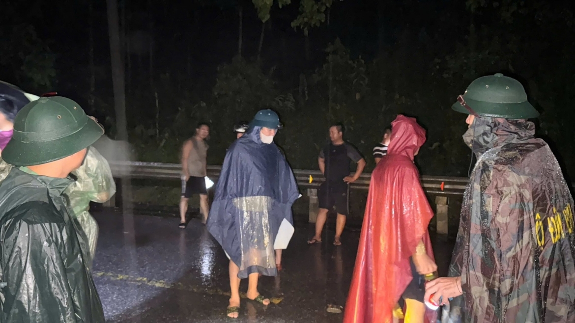nuoc len nhanh, dan mien nui nghe an hoi ha chay lu trong dem hinh anh 9