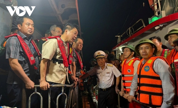 deputy pm tran hong ha directs rescue efforts after boat capsizing 29 bodies found picture 1
