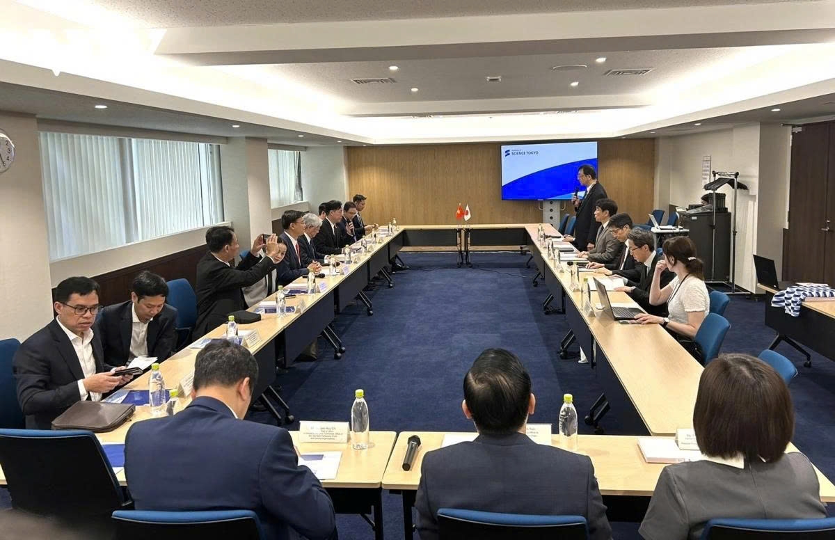 fatherland front leader visits tokyo university of science picture 1