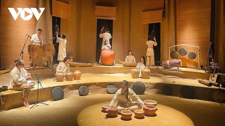 gom show echoes of vietnamese culture through ceramics picture 1 gom show echoes of vietnamese culture through ceramics picture 1