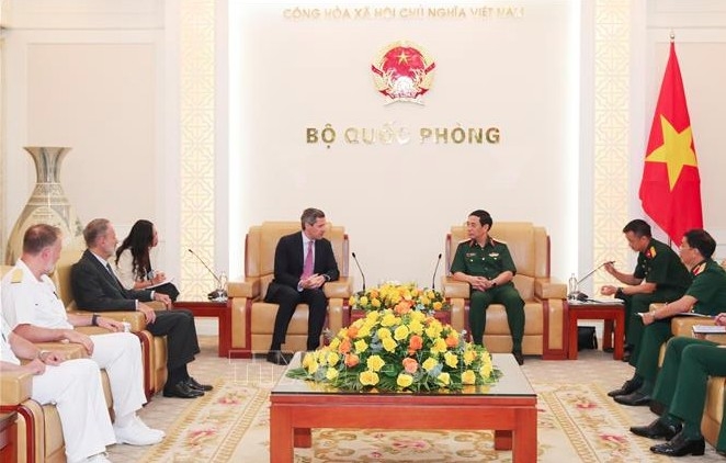 defence minister hosts italian undersecretary of state for defence in hanoi picture 1