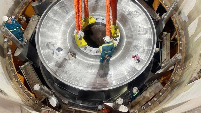 first turbine rotor installed at expanded hoa binh hydropower plant picture 1