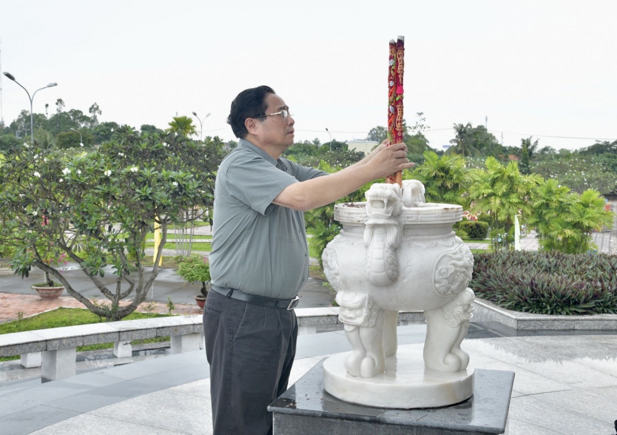 Thủ tướng Phạm Minh Chính tri ân các Anh hùng liệt sĩ, thăm các gia đình chính sách ở An Giang