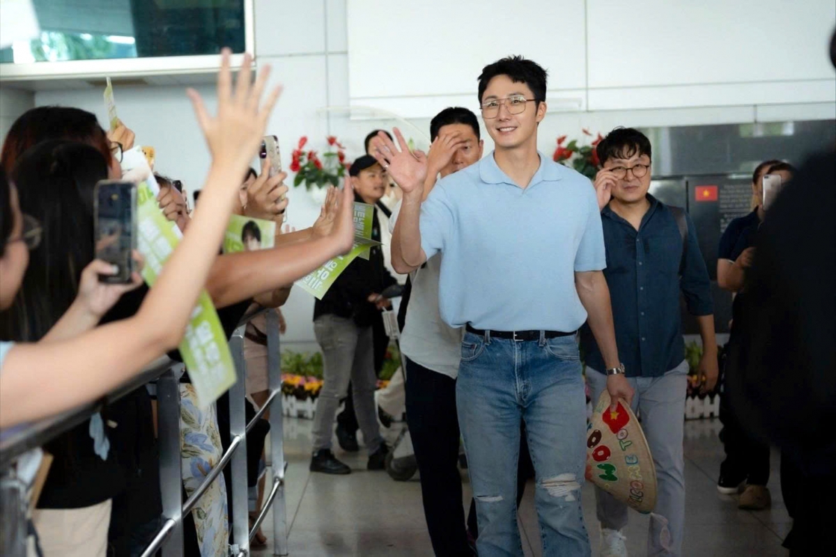jung il woo arrives in hcm city to promote vietnam-korea film picture 1
