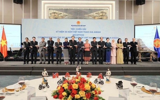 vietnam hosts reception in celebration of 30-year asean membership picture 1 vietnam hosts reception in celebration of 30-year asean membership picture 1