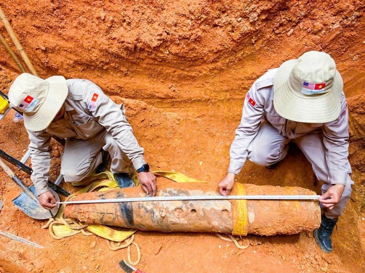 large unexploded wartime bomb handled at quang tri airport picture 1 large unexploded wartime bomb handled at quang tri airport picture 1