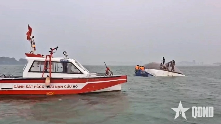 border guards rescue 10 passengers after tourist boat capsized in ha long bay picture 1