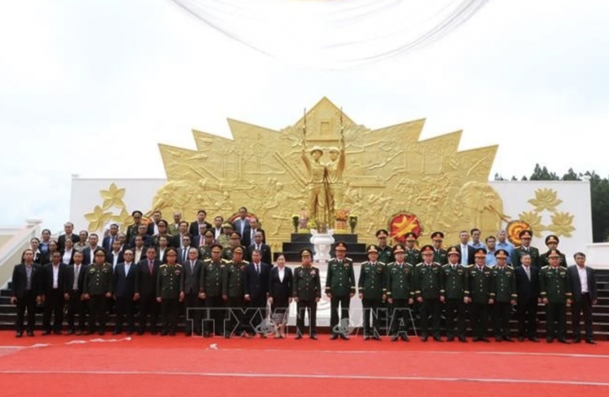 vietnam-laos solidarity honoured with monument handover picture 1 vietnam-laos solidarity honoured with monument handover picture 1