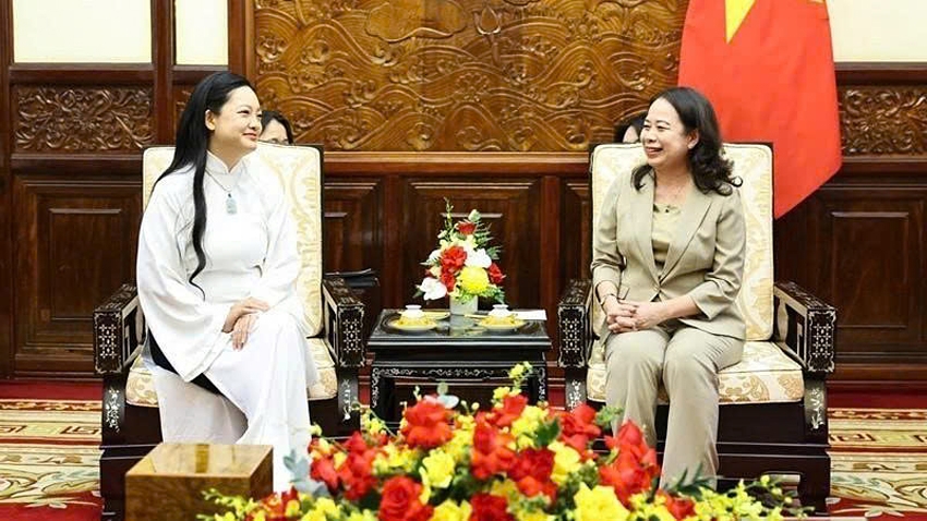 vice president receives vietnamese-american astronaut amanda nguyen picture 1 vice president receives vietnamese-american astronaut amanda nguyen picture 1