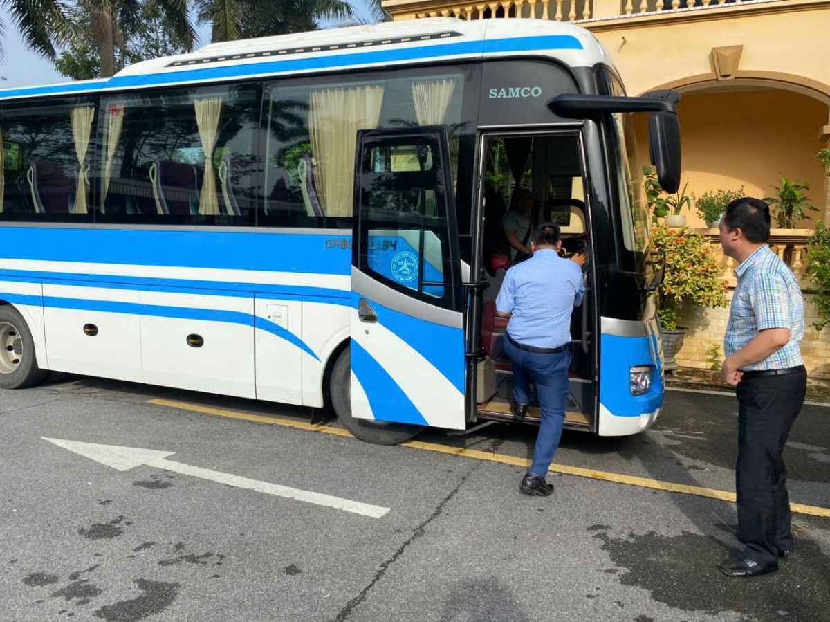 Hưng Yên: Cán bộ dậy sớm, di chuyển hàng chục km mỗi ngày để làm việc