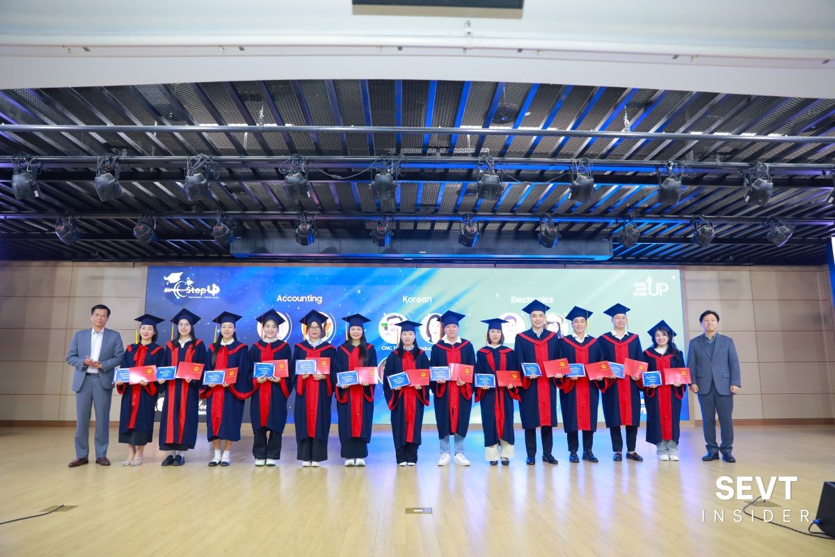Lớp học giữa nhà máy Samsung: Cơ hội thay đổi cho người lao động