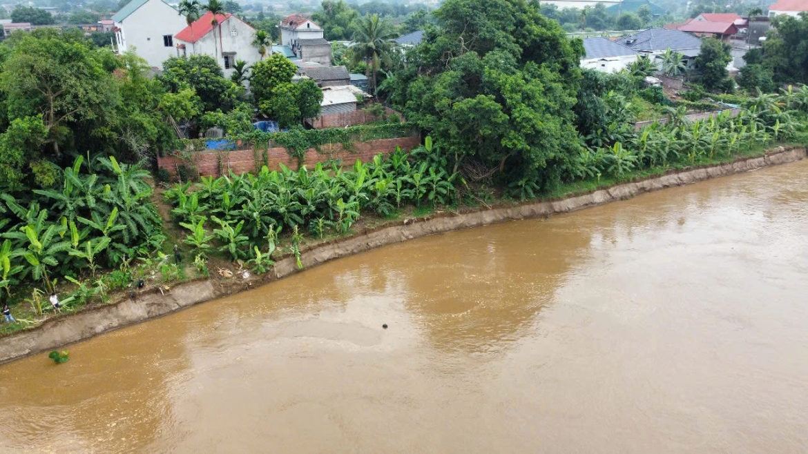 phu tho sat lo nghiem trong sat dinh ke bo song hong, doan qua xa lam thao hinh anh 8