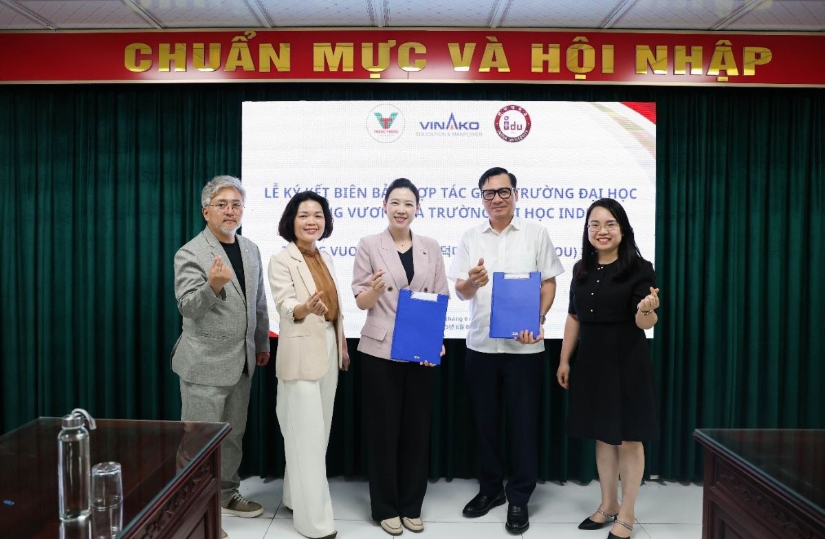 Trường Đại học Trưng Vương nhận Bằng khen của UBND tỉnh Vĩnh Phúc