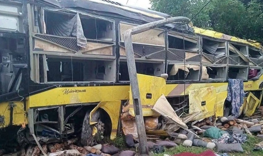 nine die, 16 injured in ha tinh sleeper bus crash picture 1 nine die, 16 injured in ha tinh sleeper bus crash picture 1