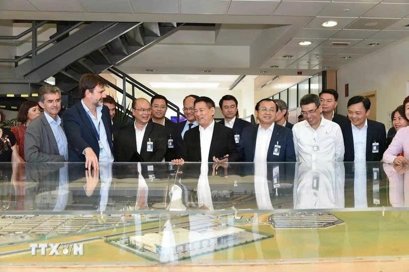 deputy pm visits airbus plant in spain picture 1